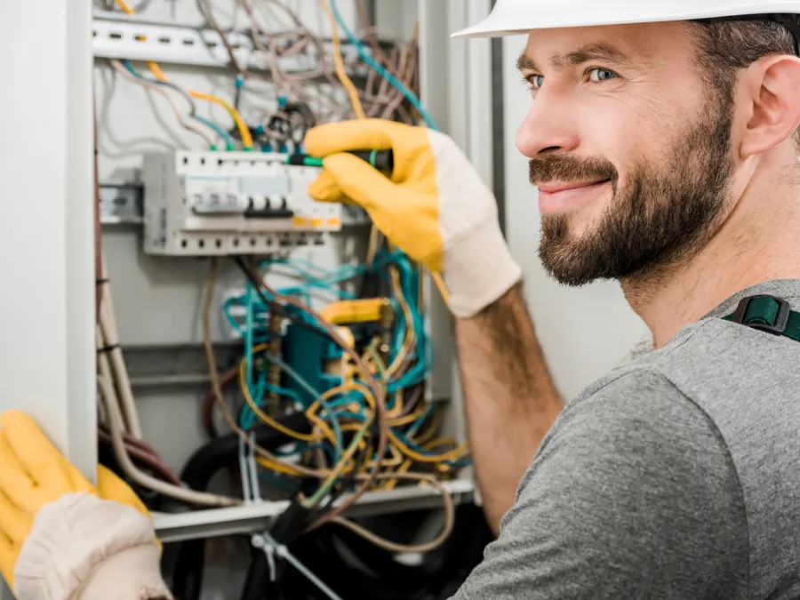 Prises et circuits par un électricien à Paris